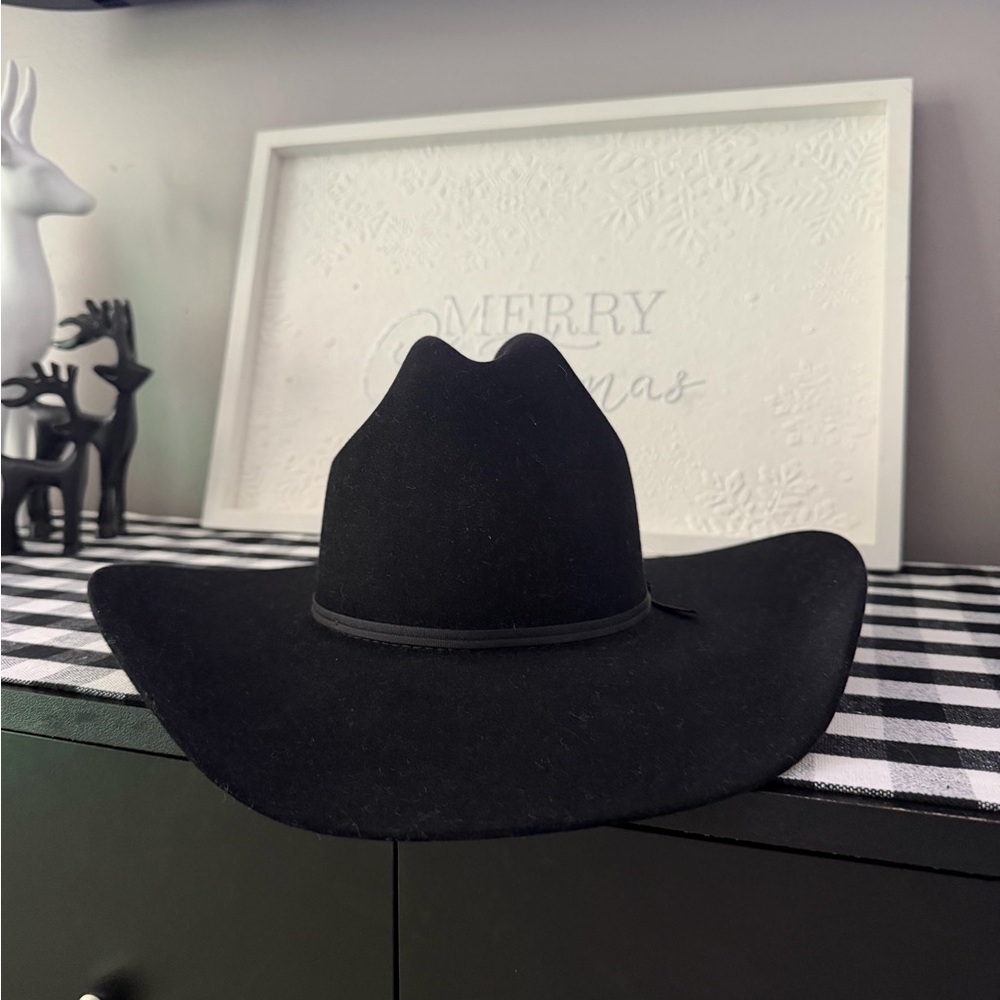 Elegant Black Wide-Brim Hat